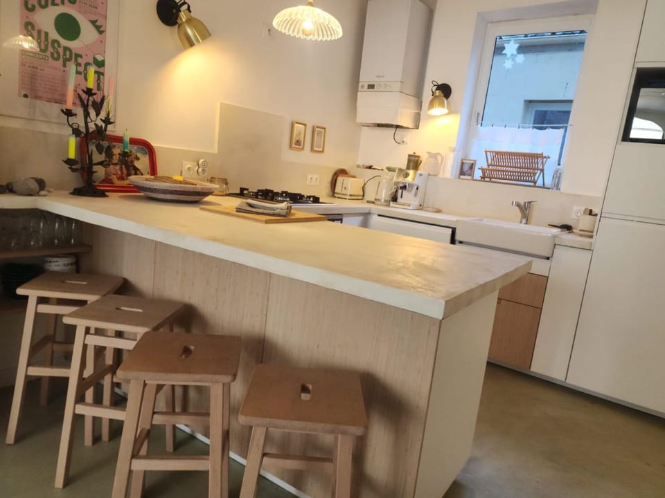 Kitchen or kitchenette, Dining area