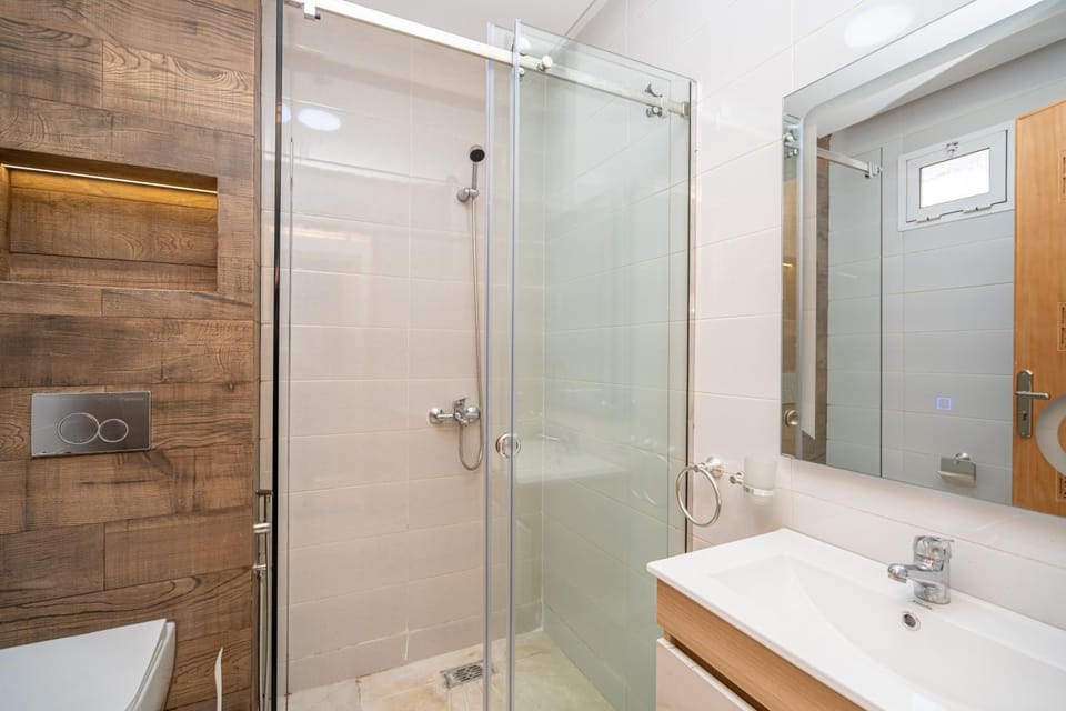 Shower, Toilet, Bathroom, towels