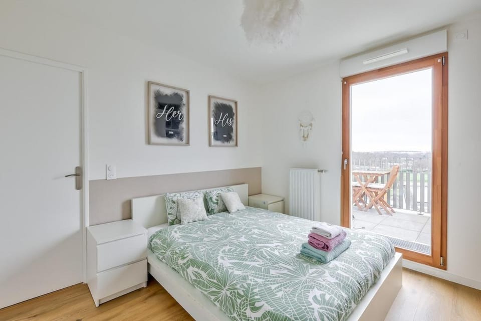 Nice 1BR flat with lovely terrace and parking Apartment in Torcy