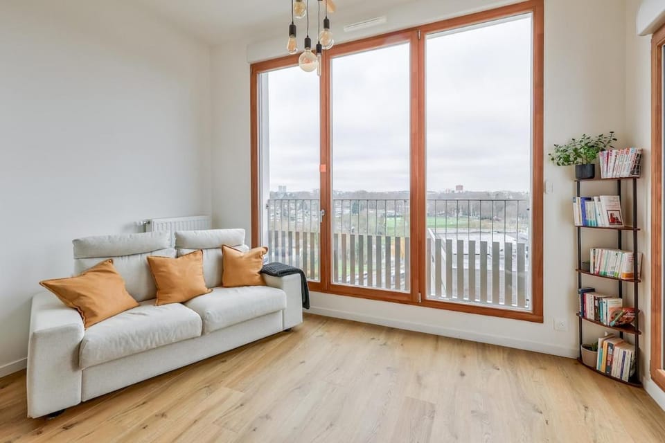 Nice 1BR flat with lovely terrace and parking Apartment in Torcy