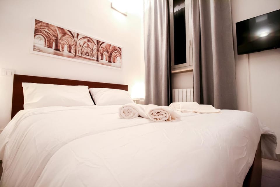 Bed, Photo of the whole room, towels