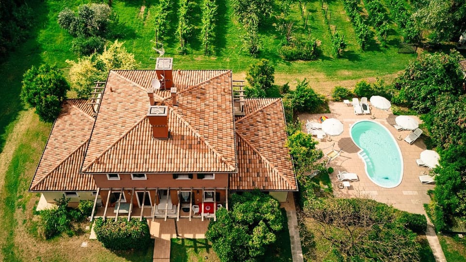 Property building, Bird's eye view, Garden, Pool view, Swimming pool, sunbed