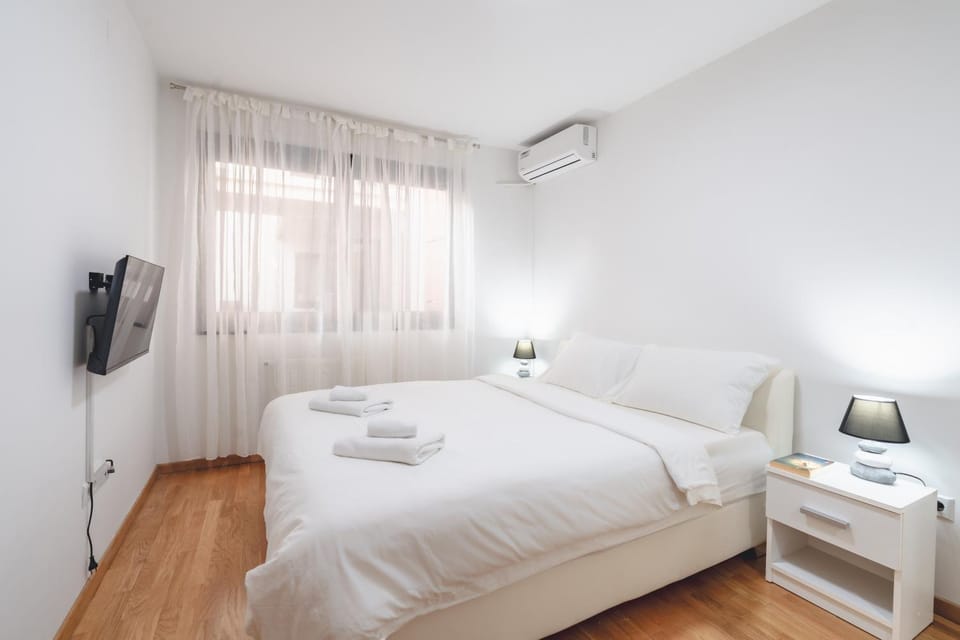 Bed, Bedroom, air conditioner