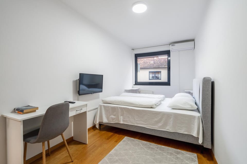 Bed, TV and multimedia, Bedroom