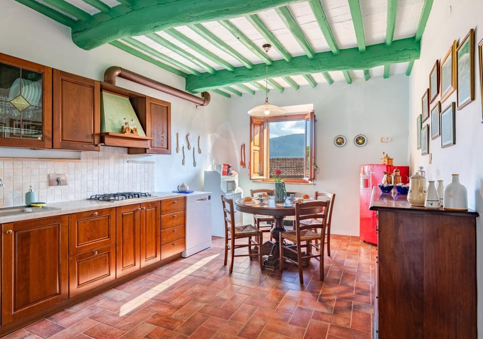 Kitchen or kitchenette, Dining area, stove