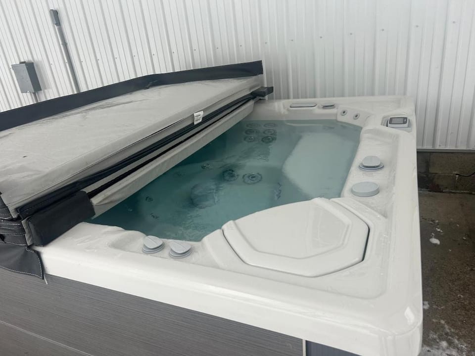 Large home with hot tub in serene wooded setting House in Millcreek Township