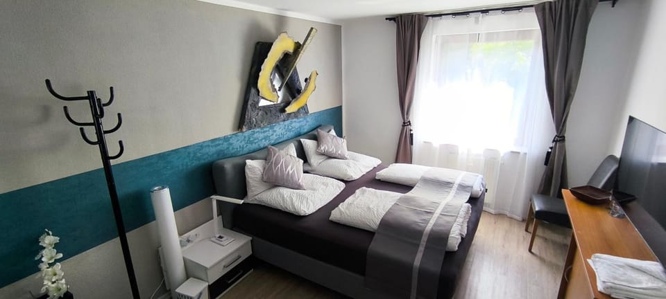 Bed, TV and multimedia, Photo of the whole room, Bedroom
