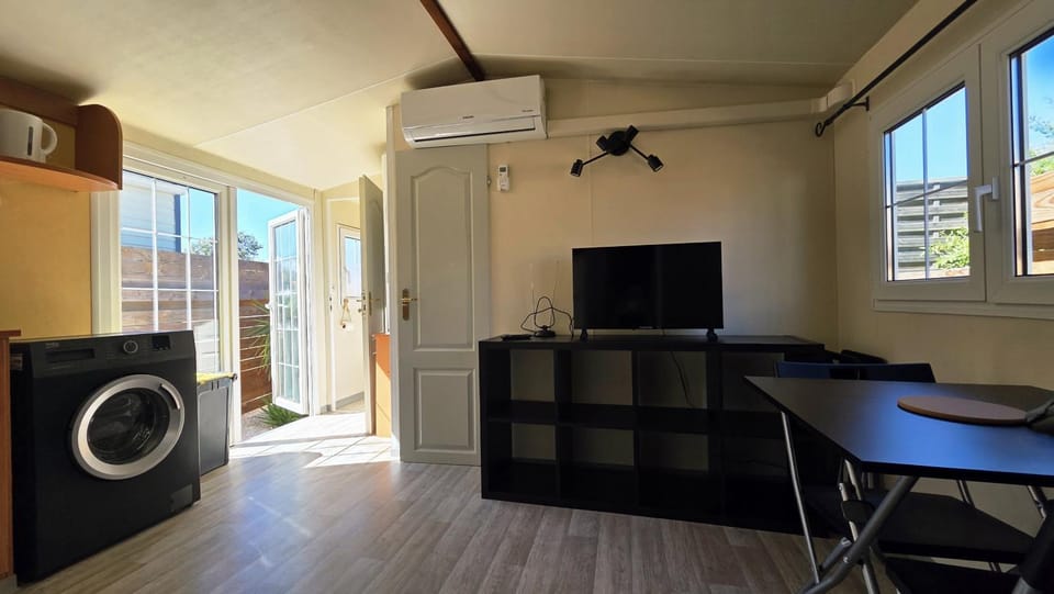 Kitchen or kitchenette, Living room, Seating area, air conditioner