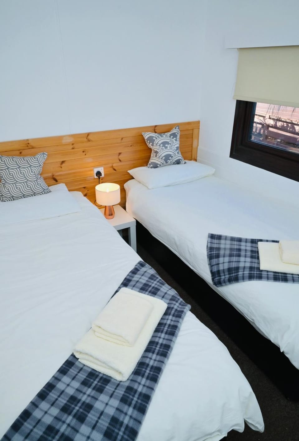 Lodge Cabin with Fabulous Views 2 - Farm Stay Cabin in Scotland