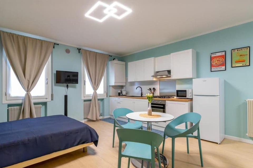 Bed, TV and multimedia, Kitchen or kitchenette, Living room, Dining area, oven, stove