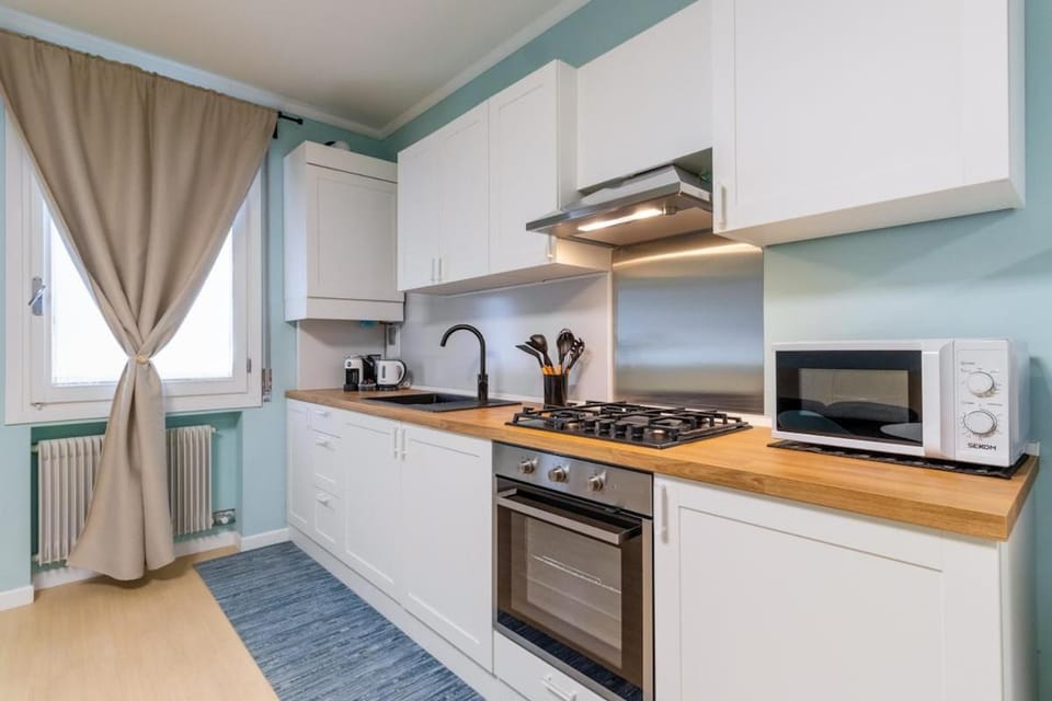 Coffee/tea facilities, Kitchen or kitchenette, oven, stove