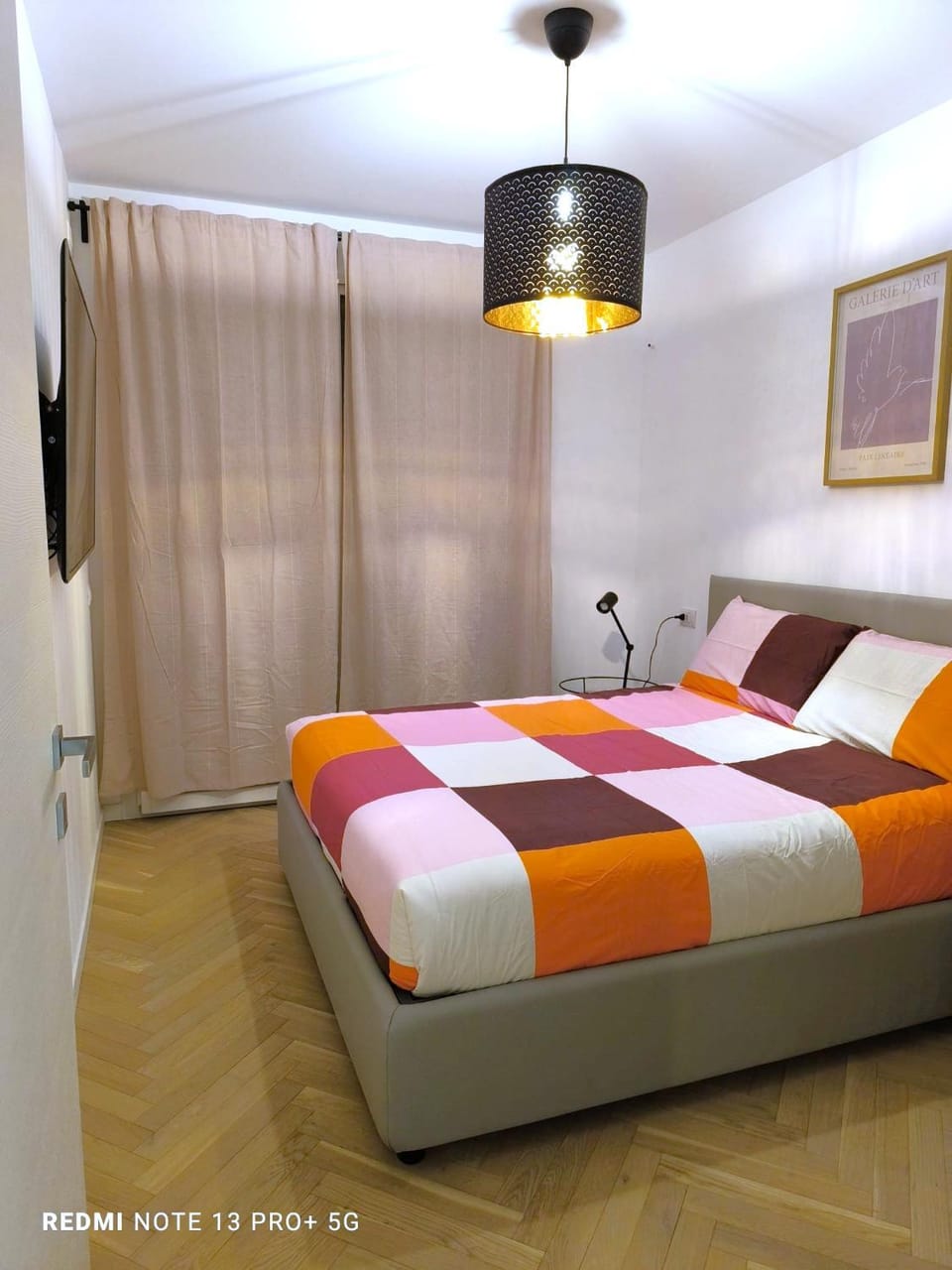 Bed, Living room, Photo of the whole room, Seating area, Bedroom