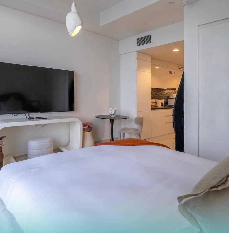 Luxury Studio With Pool View Near Burj Khalifa Apartment in Dubai