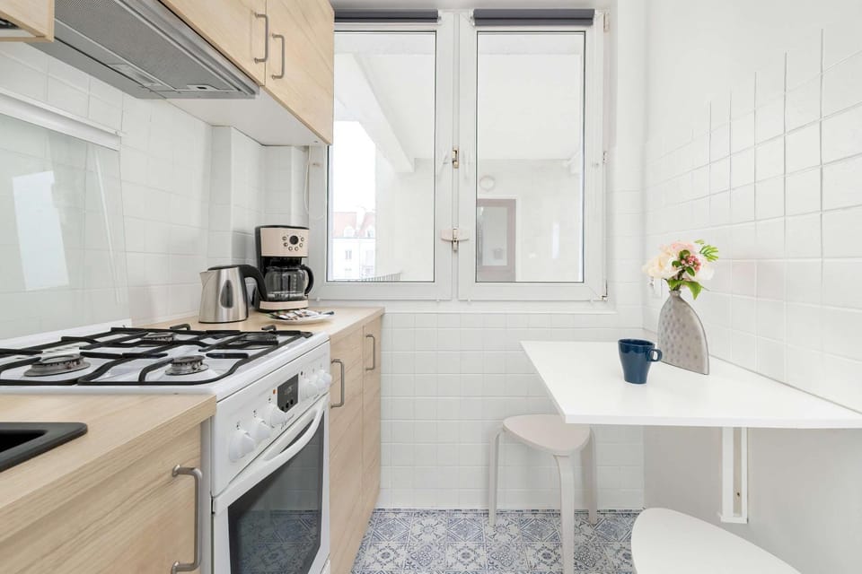 Coffee/tea facilities, Kitchen or kitchenette, Dining area, stove