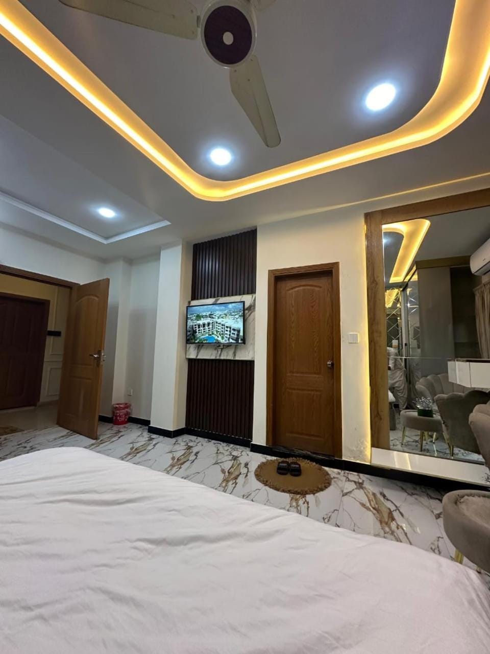 Photo of the whole room, Bedroom