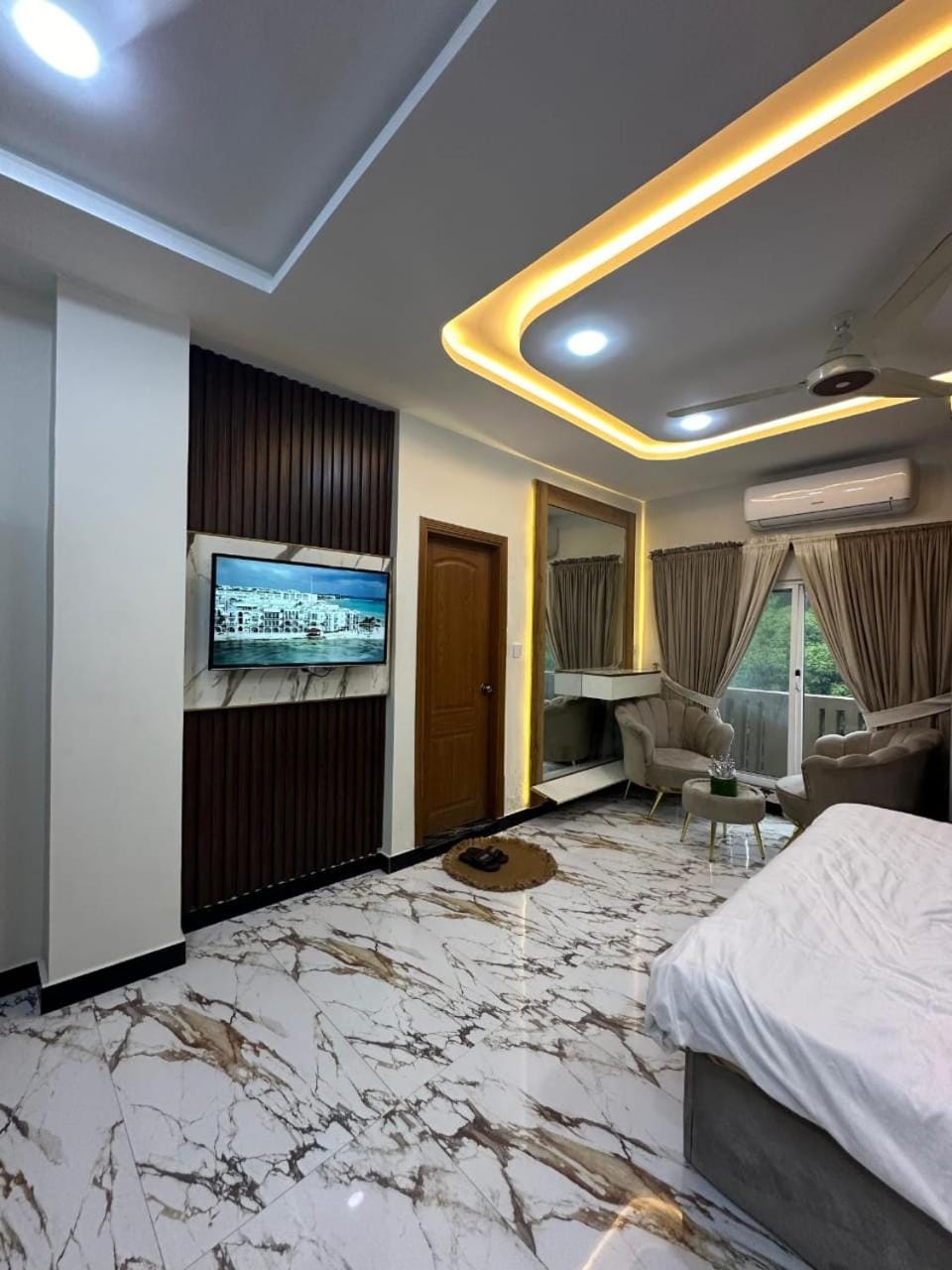 Bed, TV and multimedia, Living room, Photo of the whole room, Seating area, Bedroom