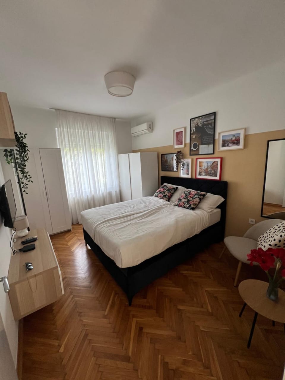 Bed, TV and multimedia, Bedroom, wardrobe, air conditioner