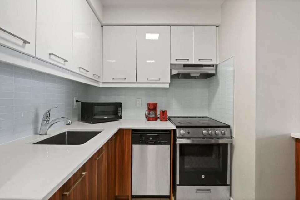Luxury Downtown 1BR Residence - Urban Comfort Apartment in Montreal