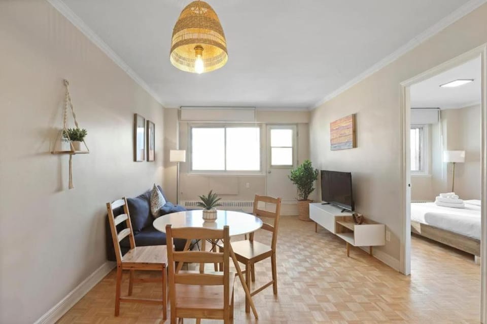 Luxury Downtown 1BR Residence - Urban Comfort Apartment in Montreal