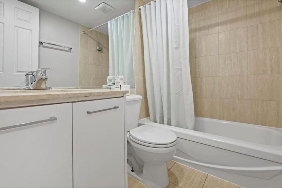 Luxury Downtown 1BR Residence - Urban Comfort Apartment in Montreal