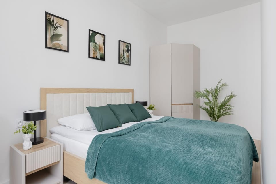 Bed, Photo of the whole room, wardrobe
