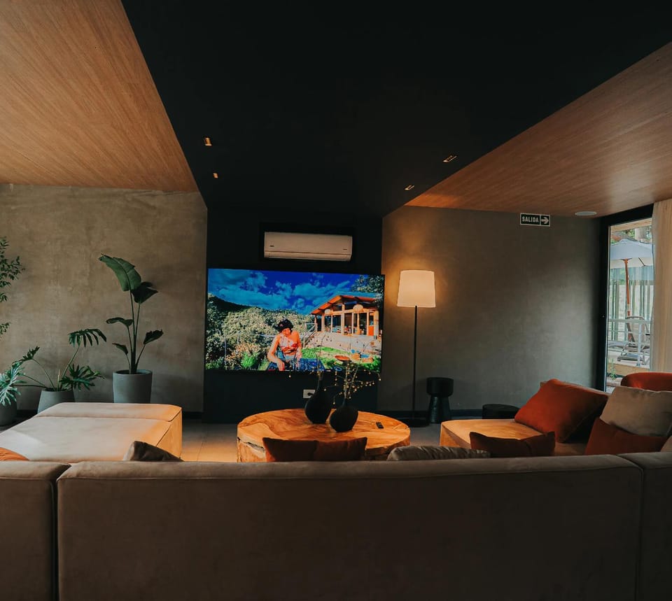 Communal lounge/ TV room, Billiard, Coffee/tea facilities, Living room, Seating area, internet, air conditioner