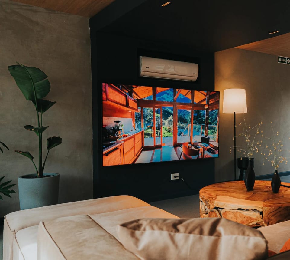 Communal lounge/ TV room, Billiard, TV and multimedia, Coffee/tea facilities, heating, air conditioner