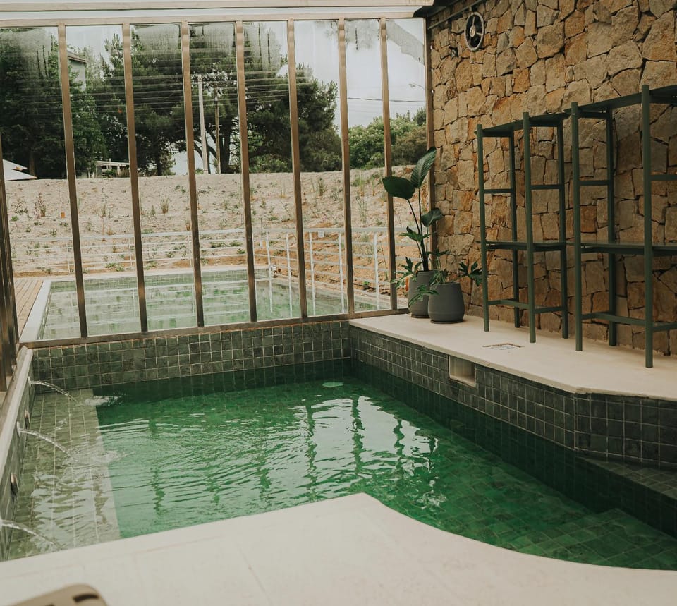 Swimming pool, internet