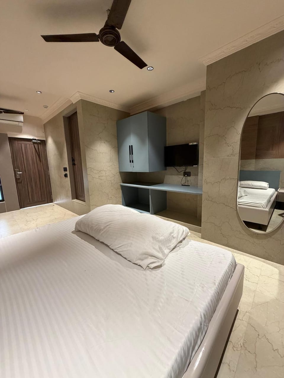 Bed, TV and multimedia, Bedroom