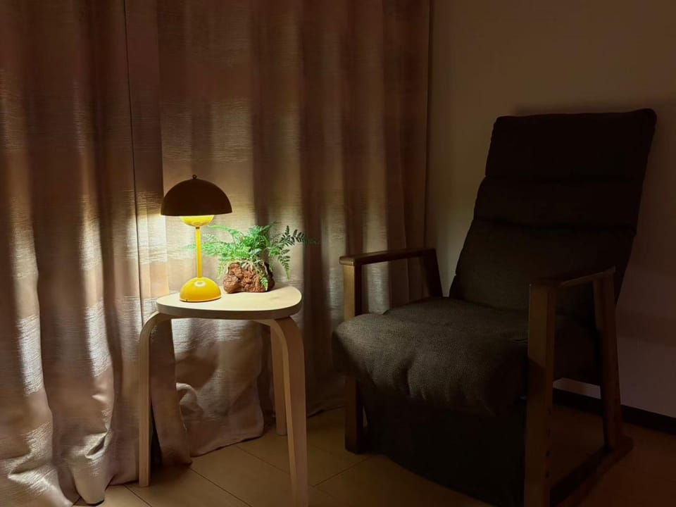 Photo of the whole room, Seating area