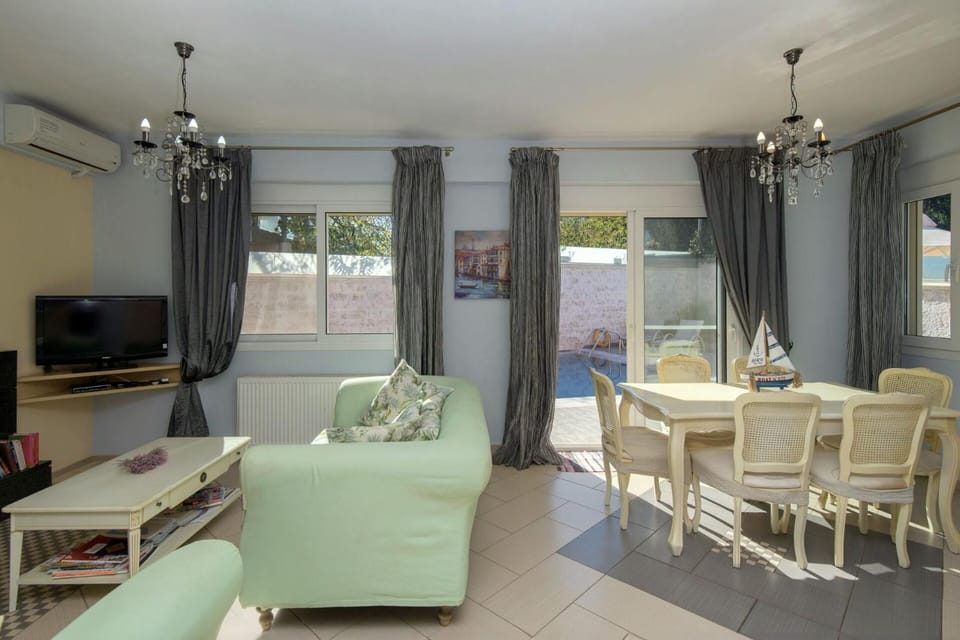 TV and multimedia, Living room, Dining area, air conditioner
