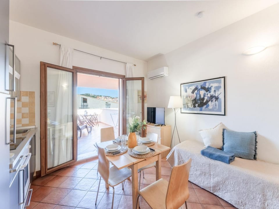 Living room, Decorative detail, Dining area