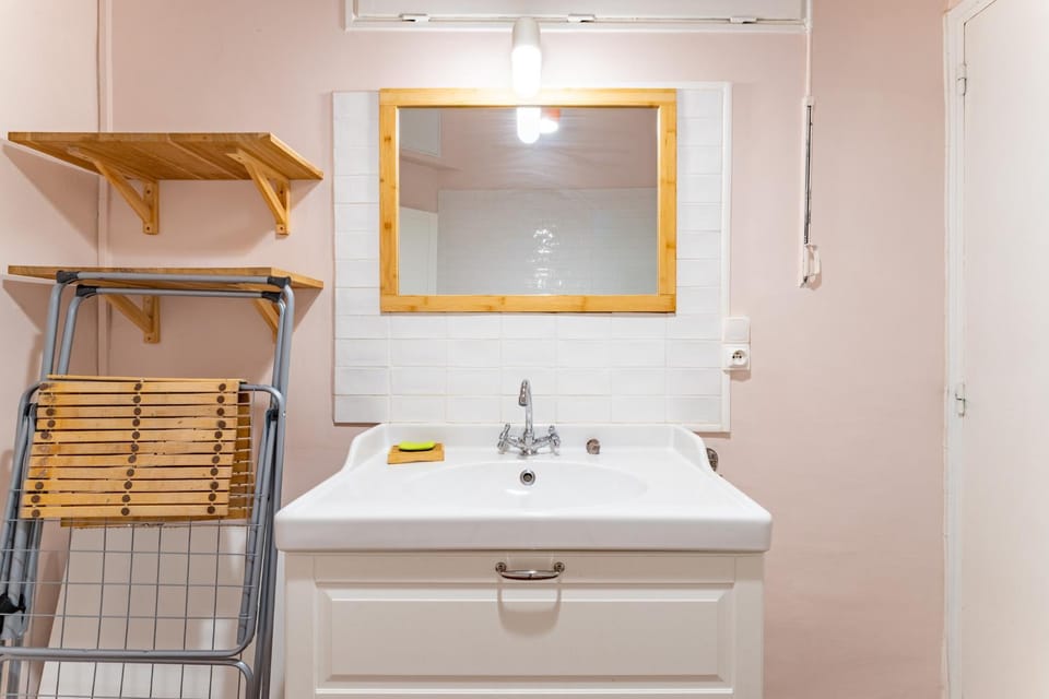 Bathroom, towels