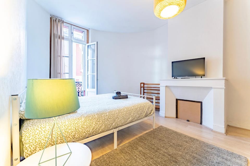 Communal lounge/ TV room, Bed, TV and multimedia, Photo of the whole room, Bedroom