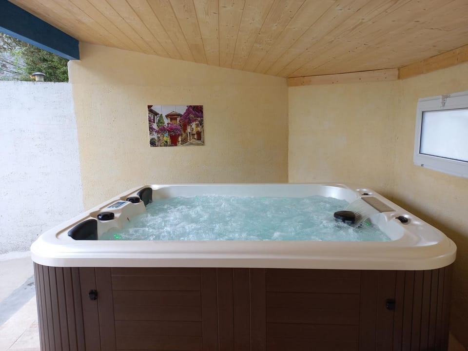 GITES DE PLOS Studio avec PISCINE Apartment in Occitanie