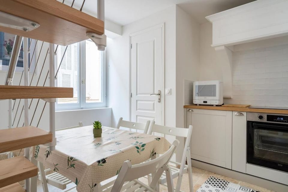 Kitchen or kitchenette, Seating area, Dining area, microwave, oven, stove