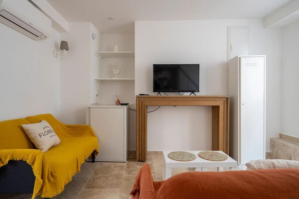 TV and multimedia, Living room, Seating area, air conditioner