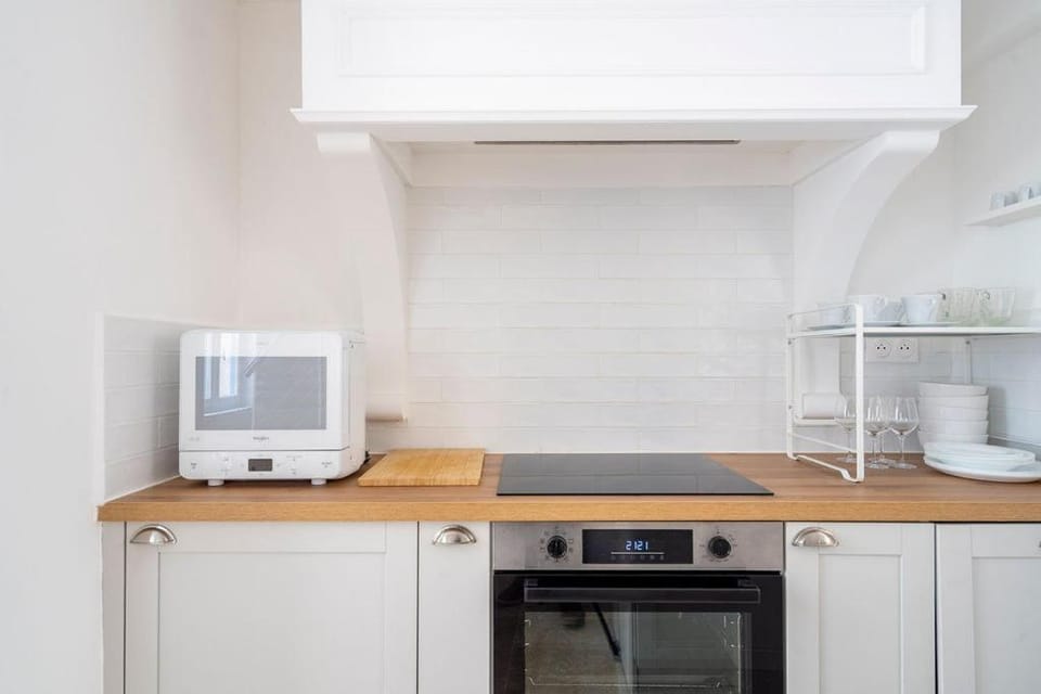 Kitchen or kitchenette, microwave, oven, stove