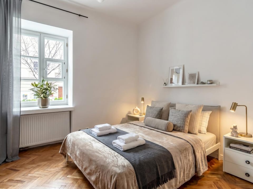 Bed, Photo of the whole room, Bedroom, towels