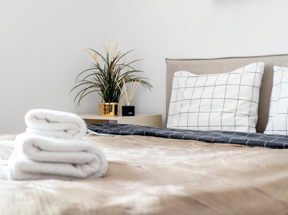 Bed, Photo of the whole room, Bedroom, towels