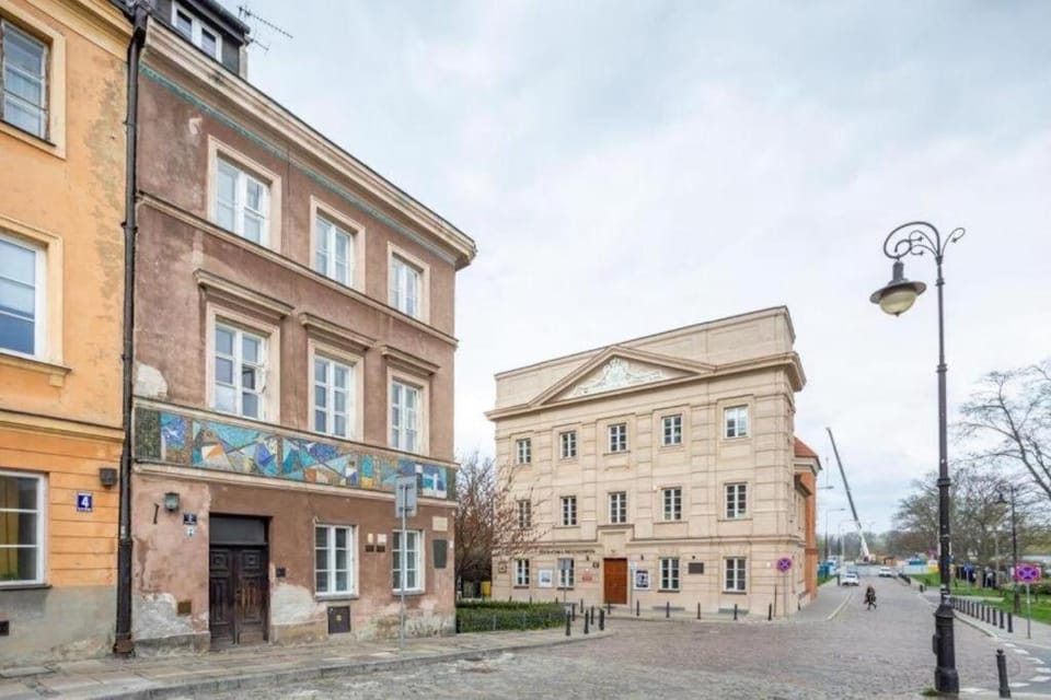 Property building, Day, Neighbourhood, City view, Street view, Location