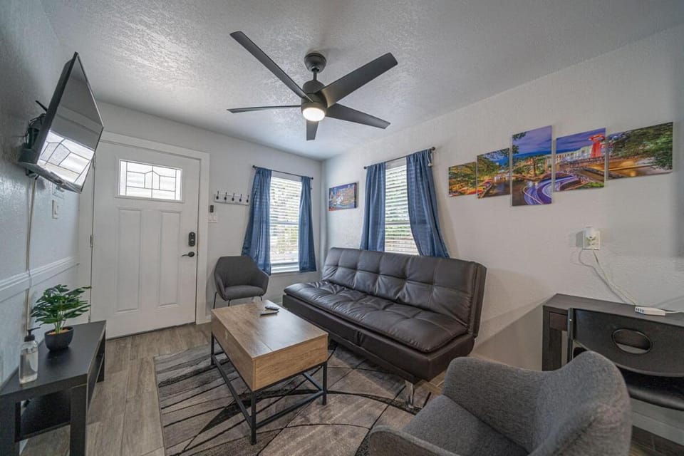 SA Downtown Gem Steps From Major Attractions House in San Antonio