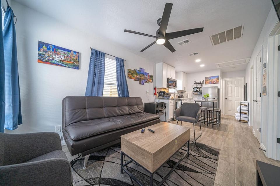 SA Downtown Gem Steps From Major Attractions House in San Antonio