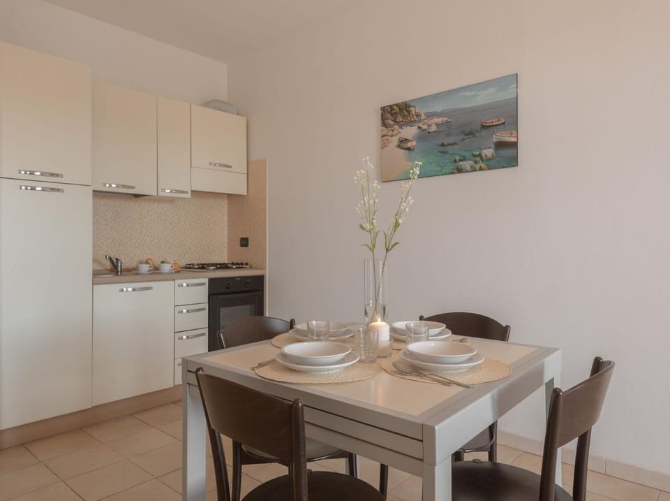 Dining area, kitchen
