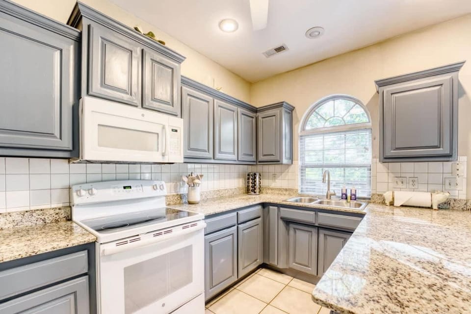 Modern 4BR Retreat with Fire Pit House in Rogers