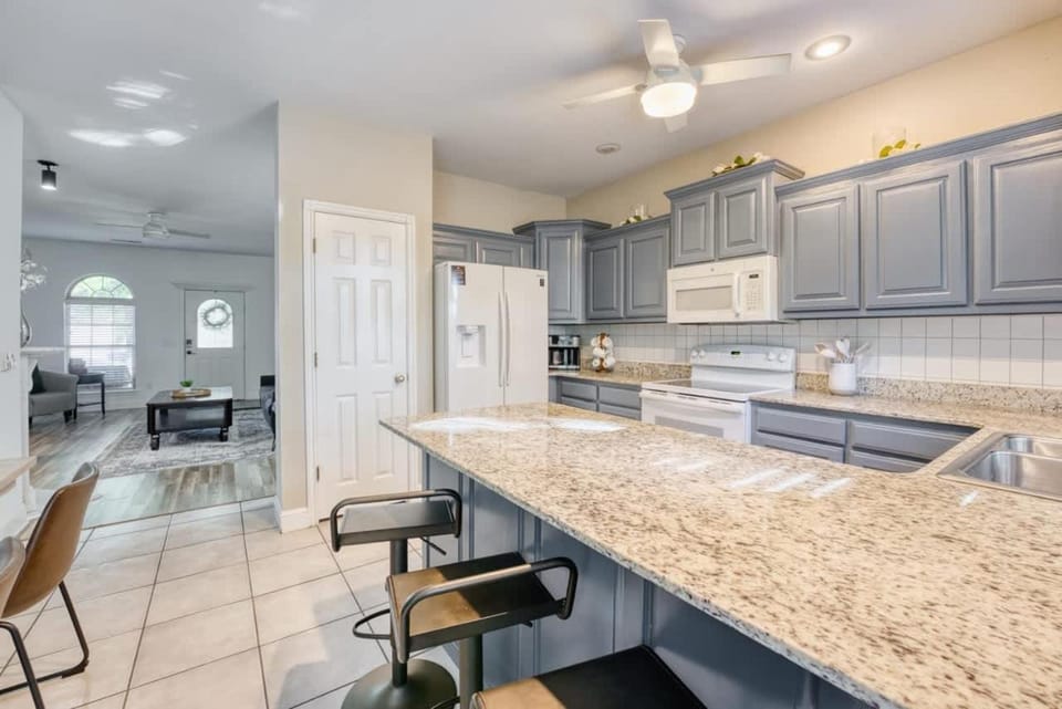 Modern 4BR Retreat with Fire Pit House in Rogers