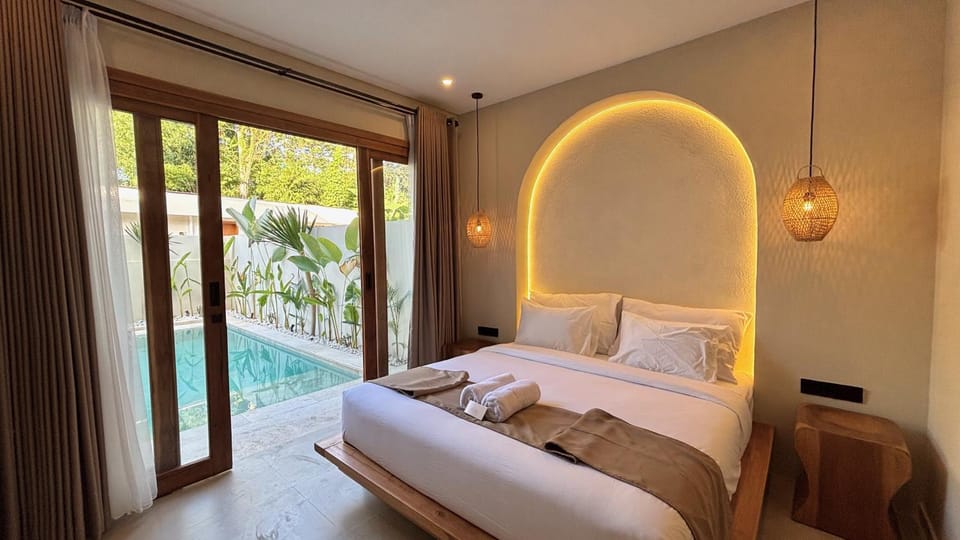 Bedroom, Pool view