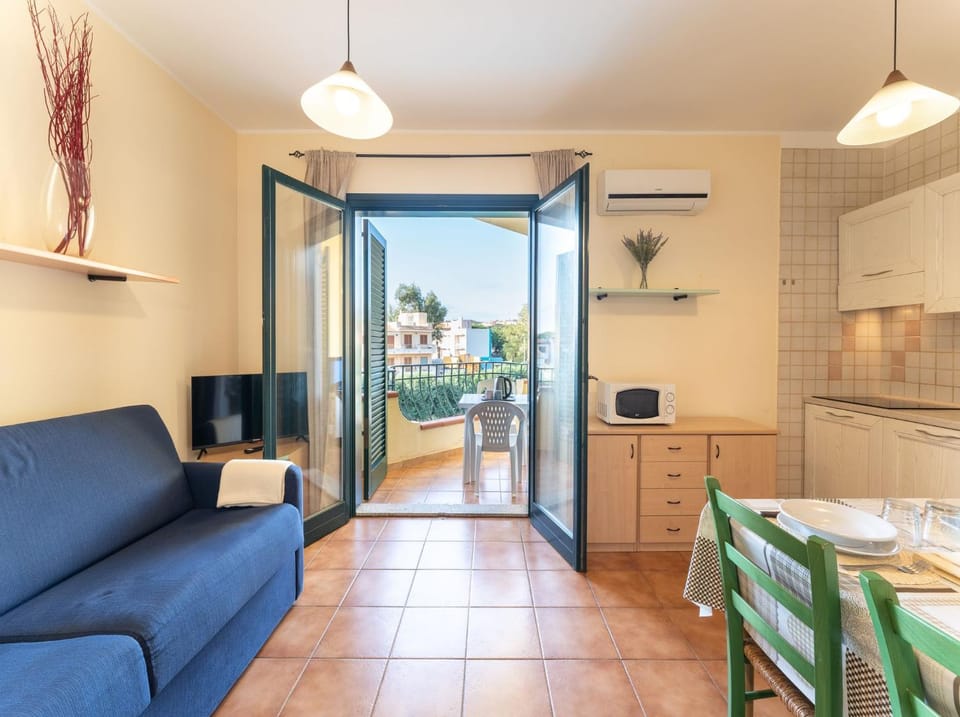 Living room, microwave, oven