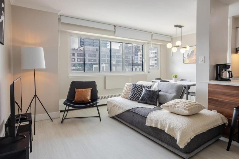 Modern 1BR Downtown Suite - High-Speed Wi-Fi Apartment in Montreal