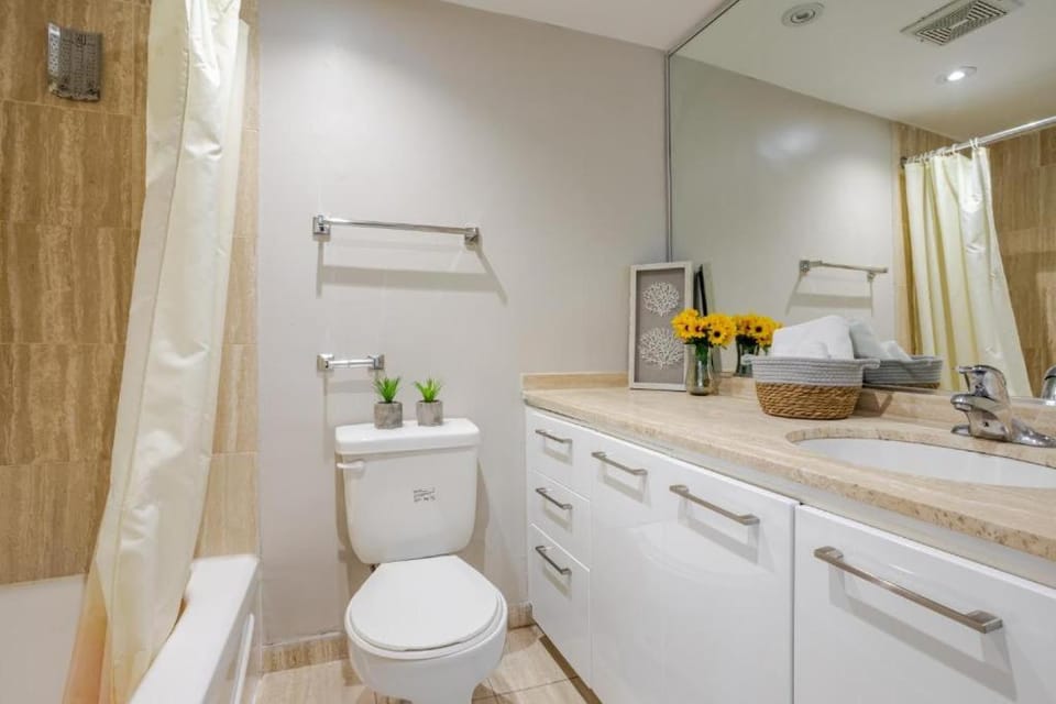 Modern 1BR Downtown Suite - High-Speed Wi-Fi Apartment in Montreal